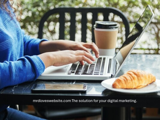 freelancer-working-in-cafe